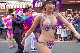 Smartphone personal shooting A lady who dances flashy at a samba street event is manchira ww.94 - free porn video