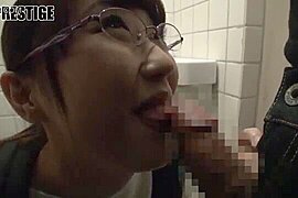 スレンダーのメガネの美少女が下着を取ってカメラの前で裸トイレでフェラをしています。 - free porn video