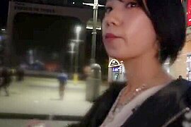 美形キャバ嬢がマングリ返しで手マンされて勢いよく気持ちいい潮吹き - free porn video