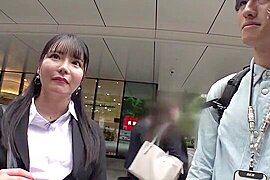 フレッシュ美人OLが2本の勃起チンポに囲まれフェラを堪能して、手マンされて潮吹き - free porn video